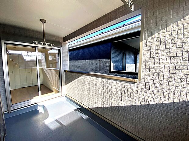 【バルコニー】 2部屋からアクセスできるインナーバルコニー。 突然の雨でも安心。共働きには安心です。 