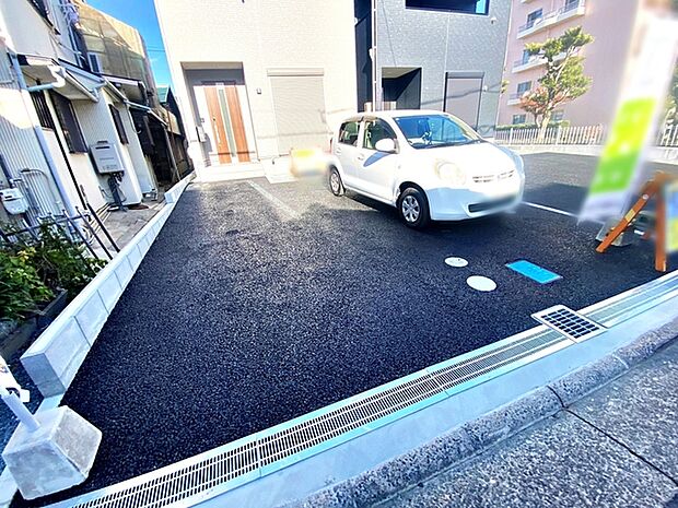 駐車スペースは2台分を確保！並列駐車が可能で車の出し入れもしやすく、運転の苦手な方にも安心です 