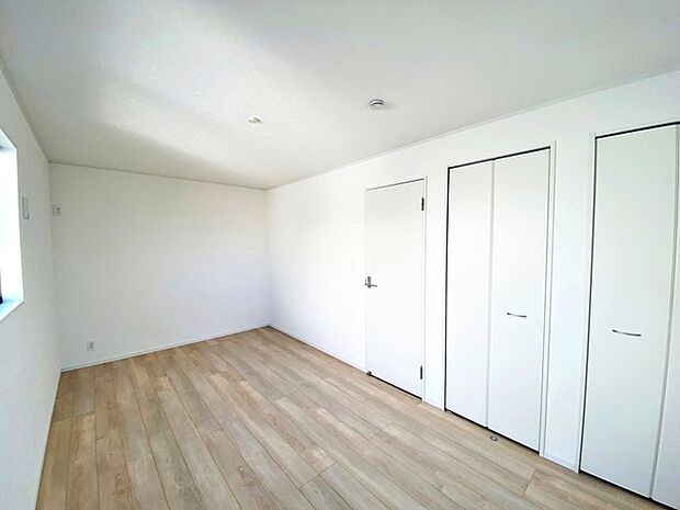 【洋室8.2帖】 全居室にしっかりとした大きさのクローゼットを完備し、収納スペースも十分です。 