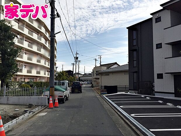 前面道路は見通しが良く、車の移動もスムーズに行えます。