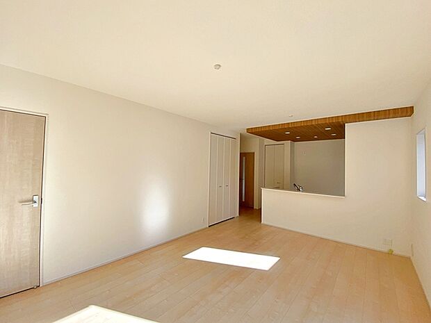 【リビング16.5帖】 温かみのあるナチュラルテイストのLDK。ダイニングセットを置いてもゆとりがあります!