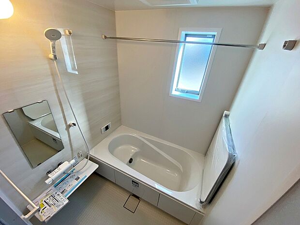 【浴室】 窓付きのため換気しやすく、日差しも取り入られる浴室です