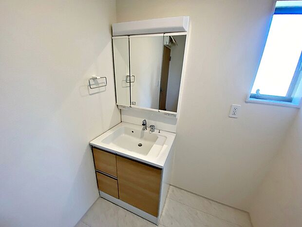 【洗面台】 洗面台の三面鏡の裏には収納があるので、見られたくないものの収納に便利