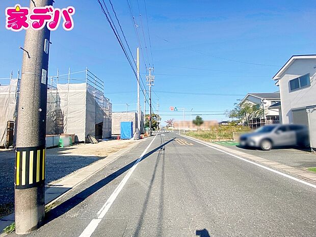 前面約8ｍ幅の道路に面しており、通行や駐車の際に余裕がある広さです。運転が苦手な方でもラクラク！ 