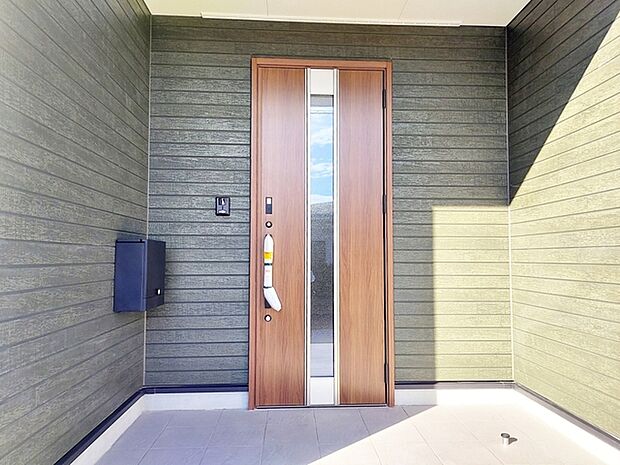 玄関が深い位置にあるので雨に濡れることなく身支度ができます