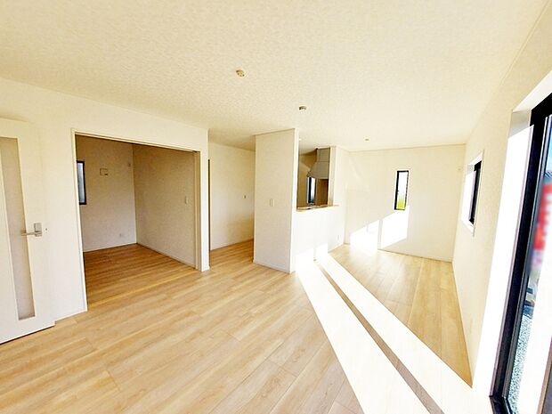 【リビング16帖】 温かみのあるナチュラルテイストのLDK。ダイニングセットを置いてもゆとりがあります!