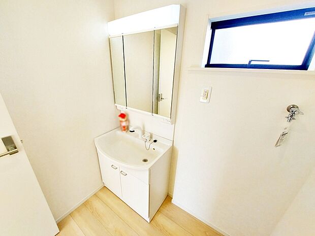 【洗面台】 洗髪・洗面・化粧などができる機能と収納スペースを一体化した洗面台です。