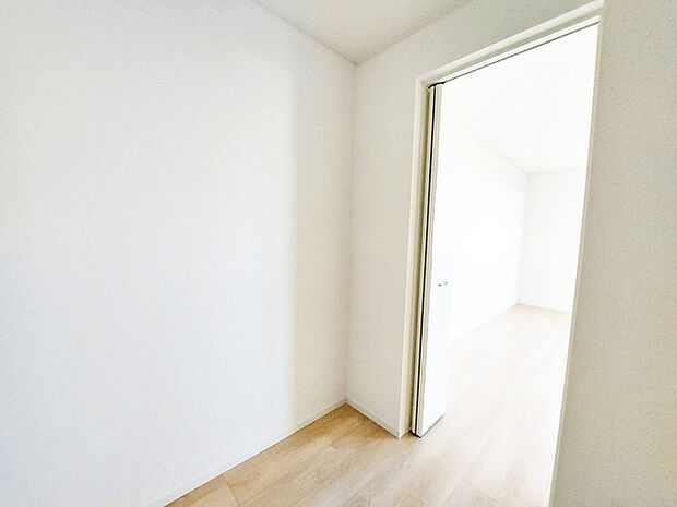 【WI】 ハンガーにかけた洋服、帽子やバッグ他収納した物を見渡すことができ整理整頓がしやすい!(洋室8帖)