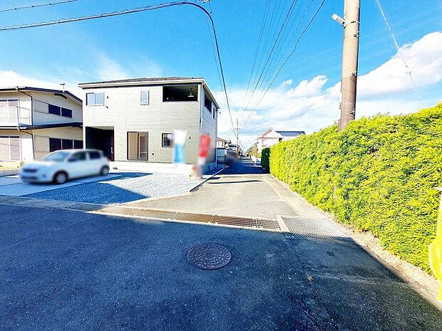 前面道路:東側約4.3m幅、見通しが良く車の移動もスムーズに行えます。