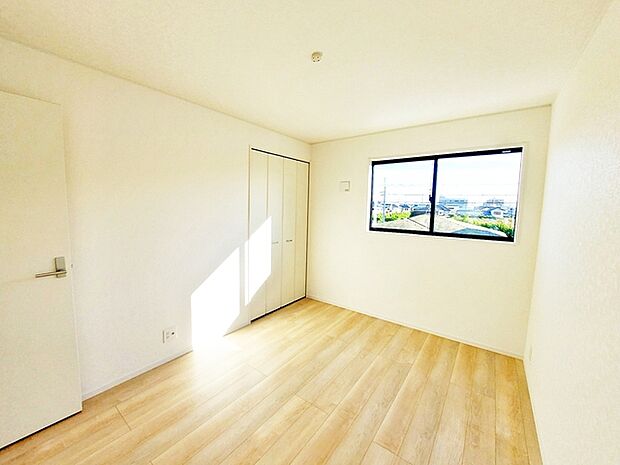 【洋室6帖】 しっかりとした大きさのクローゼットを完備し、収納スペースも十分です。