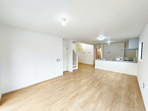 【リビング約22.3帖】 家族が集うLDKに吹き抜けがあり、明るい空間になります。