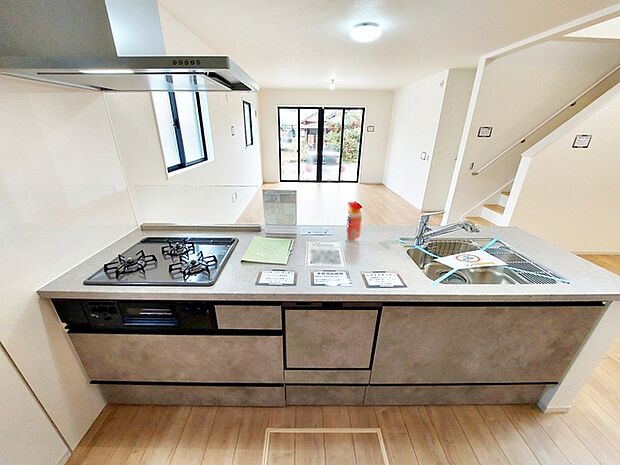 【キッチン】 小さなお子様にも目が届く、使い勝手の良い対面キッチンで楽しくお料理ができます!