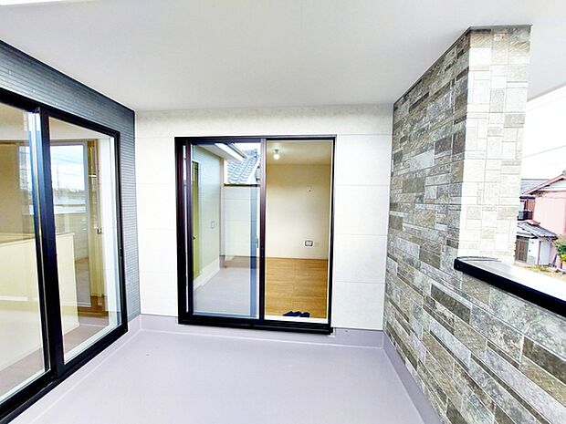 【バルコニー】 2部屋から出入り可能な陽当りの良い広々ワイドバルコニー!