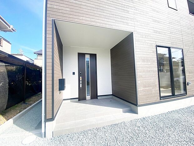 お洒落な玄関ポーチがご家族のお帰りを明るくお迎えしてくれます。 