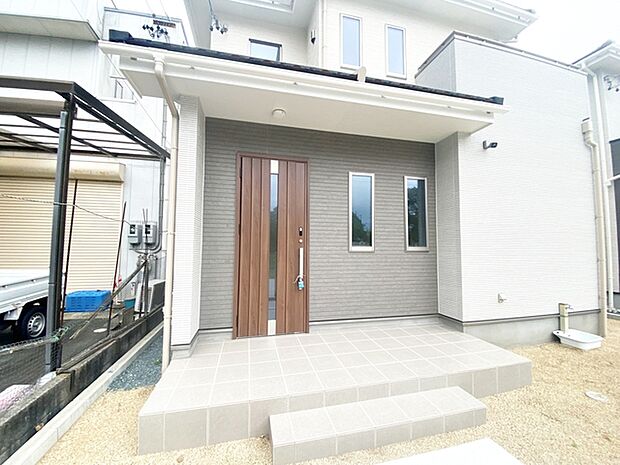 庇があり、雨にも濡れにくい玄関ポーチ 