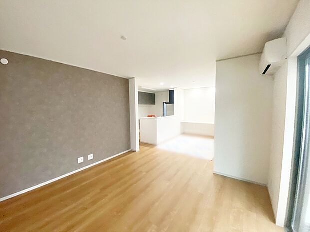 【リビング17.66帖】 落ち着いた色味のアクセントクロスを壁の一部に使うと、暗くなりすぎず部屋全体が落ち着いた空間になります 