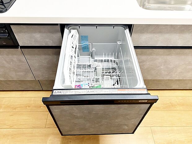 食器洗浄乾燥機は時間のかかる食器洗いを楽にしてくれる上に水道代も安くなるスグレモノ 