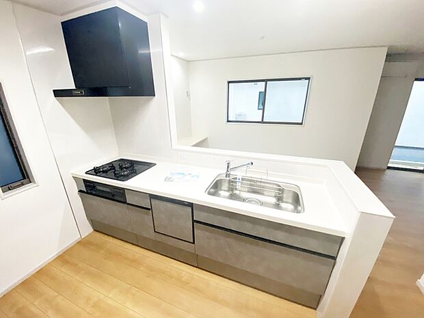 【キッチン】 人気の対面キッチンは料理をしながらご家族やお客様との会話が楽しめます！ 