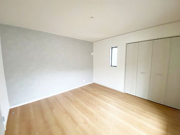 【洋室8帖】 キングサイズのベッドも置ける8帖のゆとりある主寝室。光も取り入れやすく明るい空間になっています。