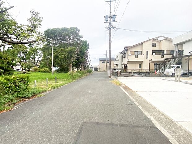 前面道路:西側約6m幅。前面道路は公道で、車のすれ違いもらくらく広々6mの幅があります