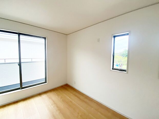 【洋室6帖】 バルコニーに続く大きな窓があり、洗濯物やお布団などをそのまま部屋に取り込むことができます。