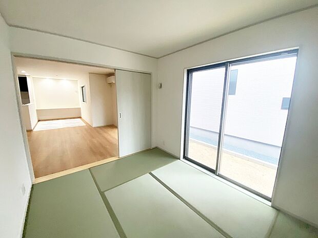 【和室6.25帖】 玄関からも出入りできるので、客間や友人の宿泊部屋として活用可能。リビングともつながるから、家族団らんの憩いの場に最適です