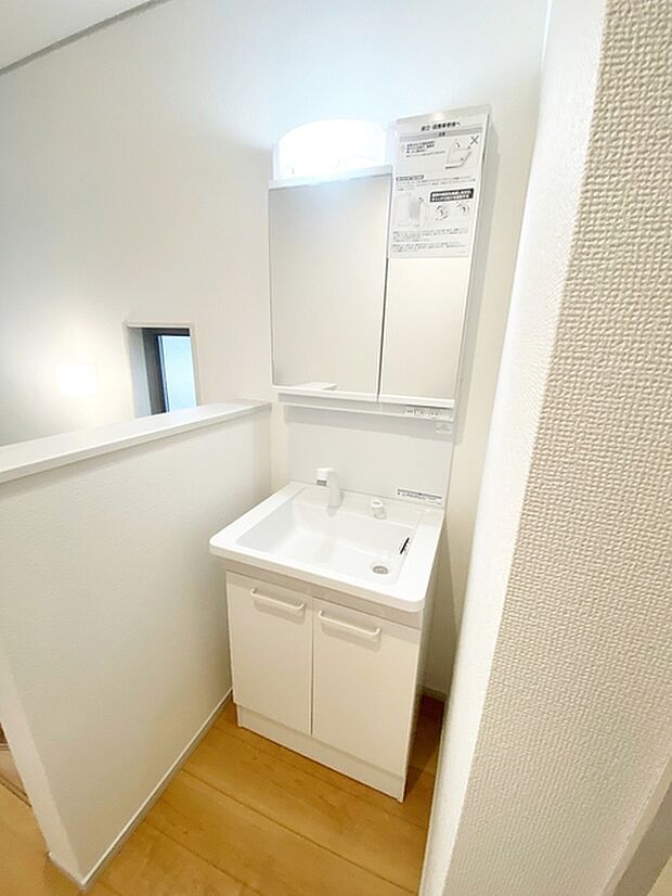 【2F洗面台】 2階廊下の洗面台。忙しい朝の身支度もスムーズに！ 