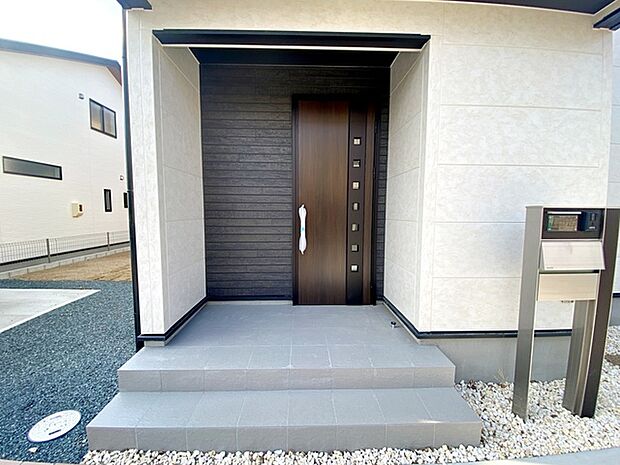 【玄関】 雨の日の出入りも濡れにくい玄関ポーチ 