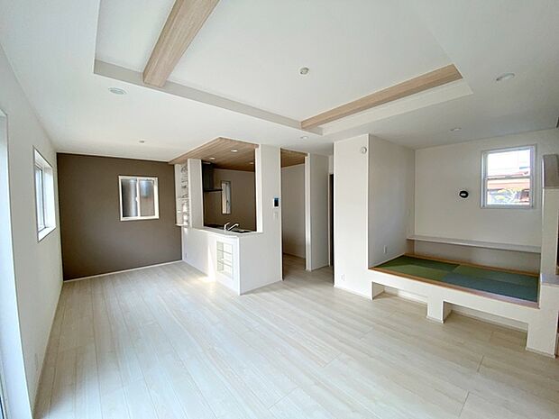 【リビング18.5帖】 天井の中央部分が一段高くなっていることで開放感が生まれ、部屋を広く見せくれます