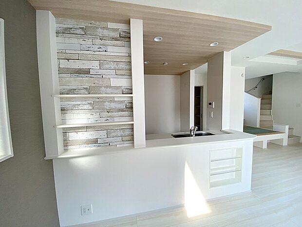 【キッチン】 リビングで遊んでいるお子様を見ながらお料理ができ、子育て中のパパママにも安心の設計です！ 