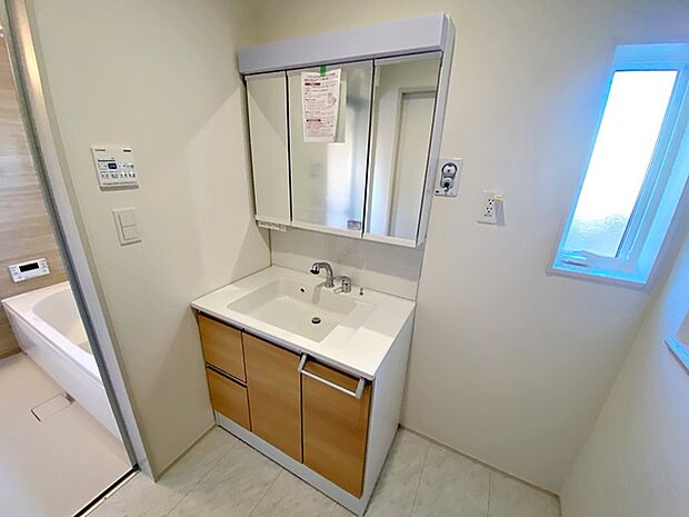 【洗面台】 洗面台の三面鏡の裏には収納があるので、見られたくないものの収納に便利