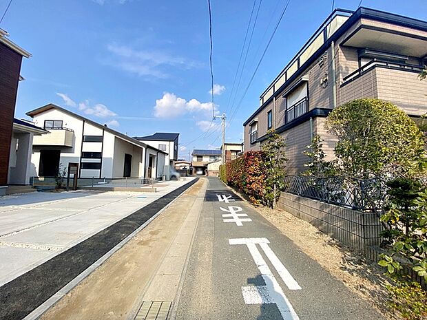 前面道路：東側約2.4ｍ幅、北側約3.2ｍ幅。角地の為、日当たり良好です