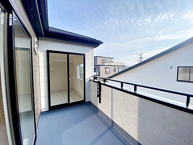 【バルコニー】 2部屋から出入り可能な陽当りの良い広々ワイドバルコニー！  