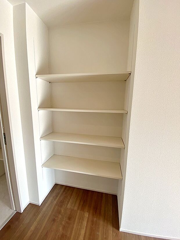 【キッチン横収納】 キッチンに置いておくのも良いけれど、ちょっと邪魔になる食品を収納しスッキリしたキッチンに 