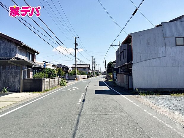 前面道路は公道で、車のすれ違いもらくらく広々約8ｍの幅があります 