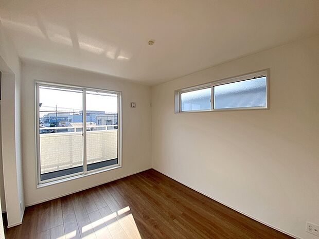 【洋室6帖】 バルコニーに続く大きな窓があり、洗濯物やお布団などをそのまま部屋に取り込むことができます。 