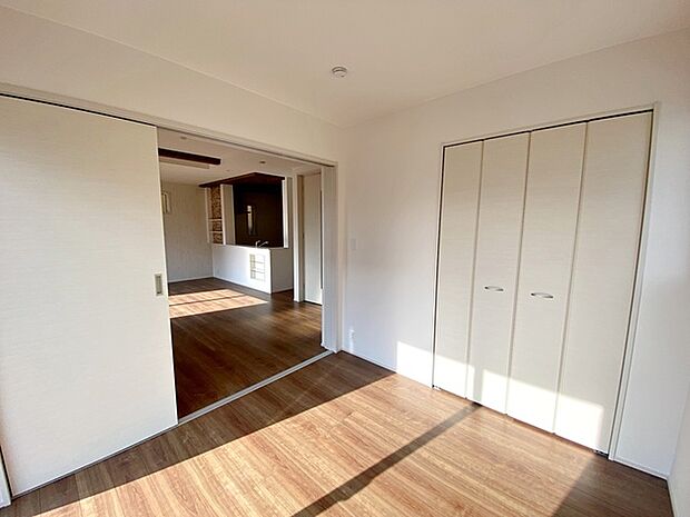 【洋室4.5帖】 リビングと続き間の洋室。オープンにして大空間にしたり、クローゼットもあるので個室として使用することもでき便利です。 