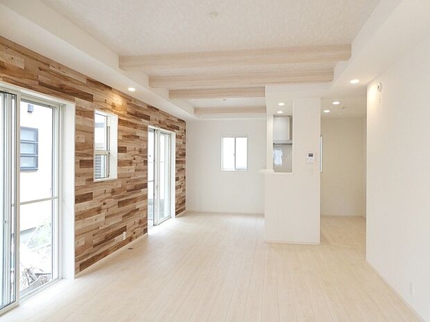 【施工例】自然と家族が集う明るいリビング。2面採光により長時間にわたり日差しが差し込みます！ 