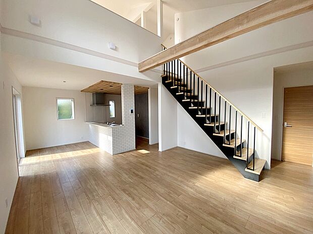 【リビング20帖】 リビング内の階段から2階へアクセス。家族が自然と顔を合わせコミュニケーションも高まりますね!