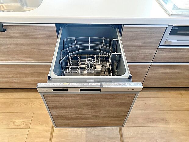 食器洗浄乾燥機は食器と洗剤を入れてスイッチを押すだけ!洗い〜乾燥まで!楽々後片付け!!