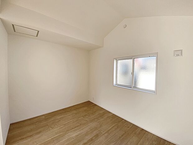 【洋室6帖】 腰窓で机や家具の配置がしやすい洋室6帖。子供部屋や書斎にもオススメです!