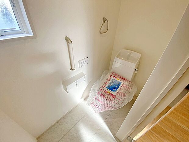 【トイレ】 温水洗浄便座付!窓があるため換気も出来て空気がすっきり!