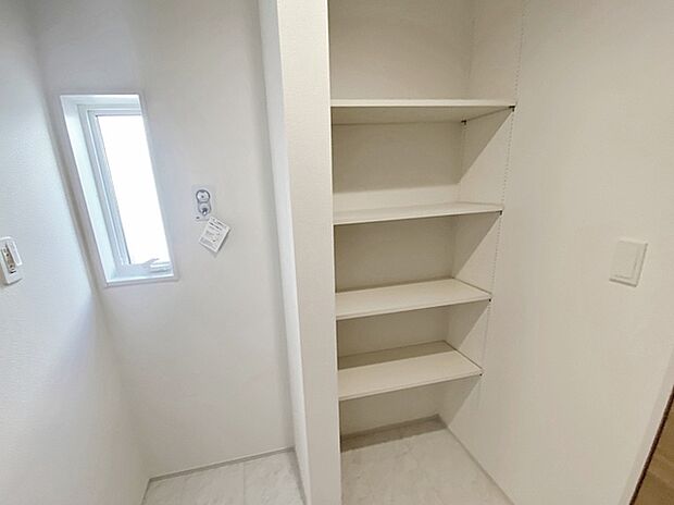 【可動棚】 脱衣室には収納があるので普段使いの多いタオルや肌着等を収納するのに最適です