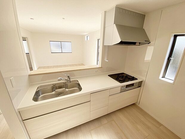 【キッチン】 人気の対面キッチンは料理をしながらご家族やお客様との会話が楽しめます!