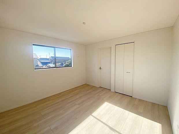 【洋室8帖】 キングサイズのベッドも置ける8.0帖のゆとりある主寝室。光も取り入れやすく明るい空間になっています。