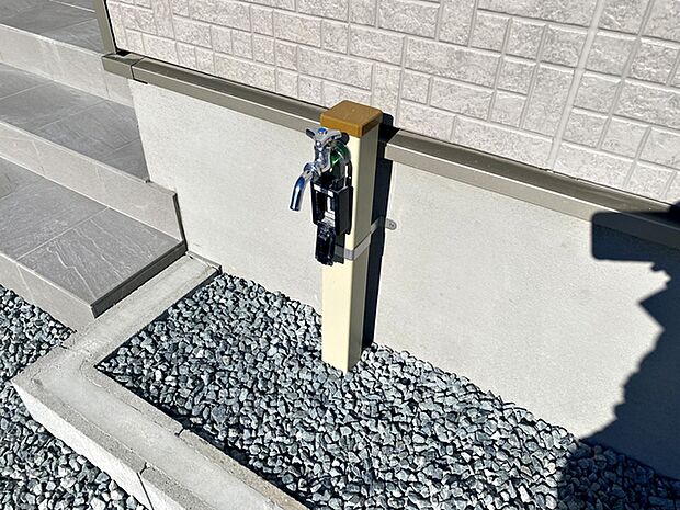 玄関横には立水栓が設置されています!お庭の水撒き、洗車、お掃除、お子様の水遊びなど便利です!