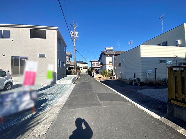 前面道路:東側公道4m幅、南側公道4m幅