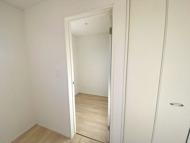 【テレワークルーム2帖】 寝室はテレワークルーム付きで独立した室内は仕事や趣味のスペースとして活躍します!