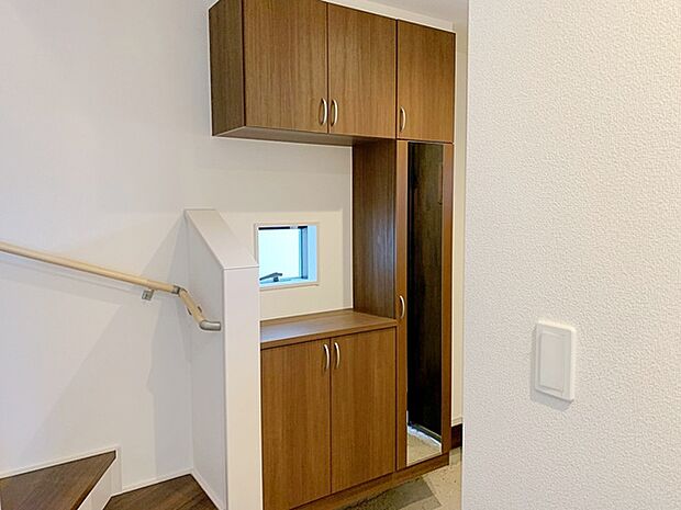 【施工例】家族みんなの靴は多くてたいへん!そんな時にこの玄関にある大容量のシューズBOXは便利です!