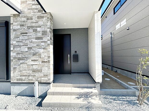 【玄関】 庇が広く、雨にも濡れにくい玄関ポーチです